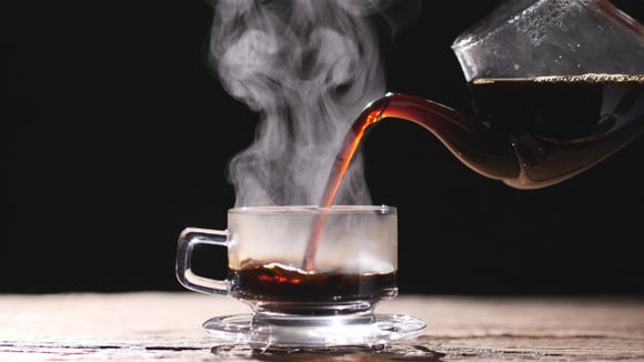 Você tem o costume de beber café ou chá muito quente? Esse hábito pode aumentar as chances de câncer, segundo novo estudo