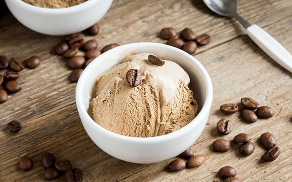 Sobrou café? Faça esse sorvete de café cremoso com apenas 3 ingredientes e você não vai se arrepender