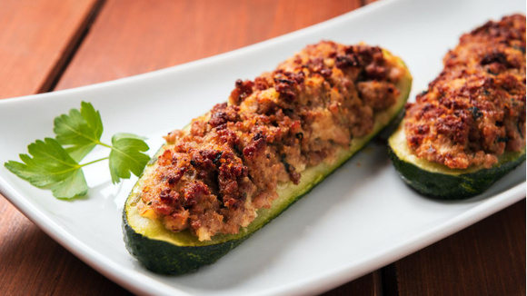 Acrescente mais legumes no cardápio fazendo essa deliciosa abobrinha recheada com carne moída (Créditos: Shutterstock)