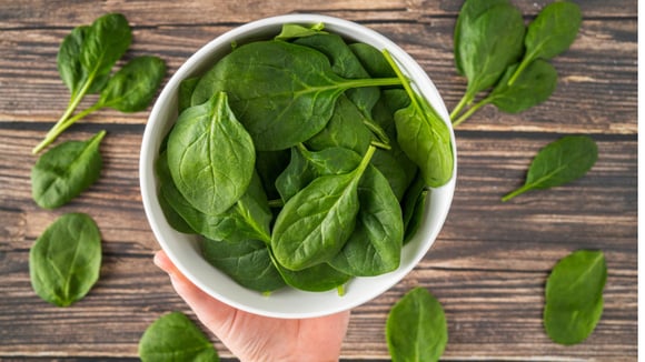É por isso que comecei a comer espinafre diariamente: cru ou cozido, vai bem na omelete, salada, suco ou como acompanhamento do prato principal mesmo, cada dia como de um jeito!