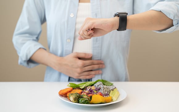 Você sente fome novamente pouco tempo depois de comer? Talvez você esteja cometendo estes erros ao se alimentar