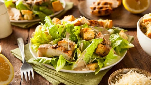 Refrescante e perfeita para um dia mais quente, essa salada pode ser o seu jantar (Créditos: Shutterstock)