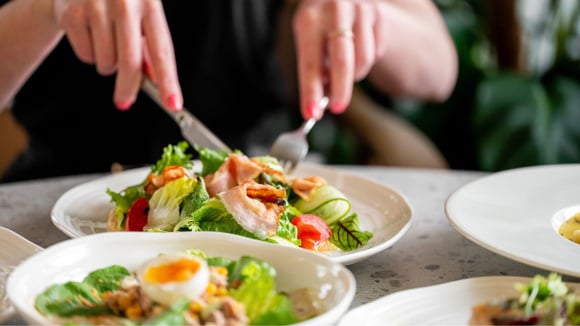 Começar a refeição com uma porção de vegetais também é uma maneira interessante de se alimentar melhor no dia a dia (Créditos: Shutterstock)