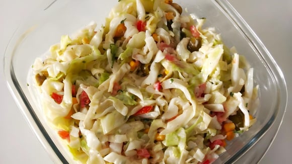 Facilidade de preparo é o sinônimo dessa salada de repolho com maionese. (Créditos: TudoGostoso)