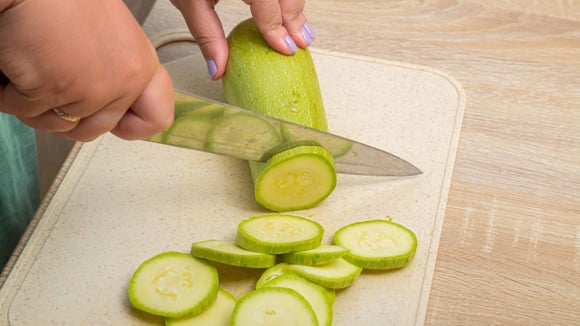Cortar a abobrinha em pedaços de tamanho parecido é importante para garantir um cozimento mais uniforme (Créditos: Shutterstock)