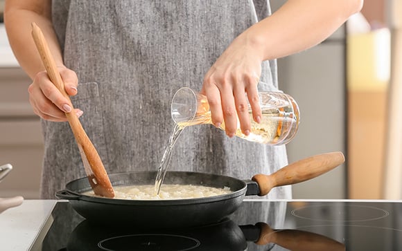 Esse erro cometido por muitas pessoas pode estar deixando seu arroz com gosto de velho
