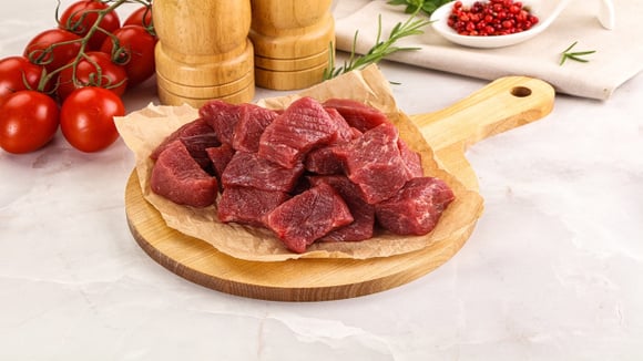 A técnica correta de preparo transforma cortes simples em bifes macios e suculentos que derretem na boca em cada garfada. (Foto: Shutterstock)