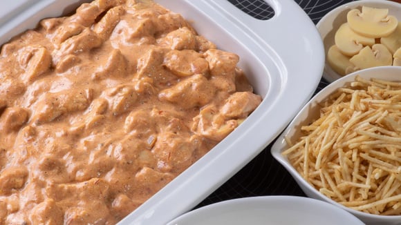 Eu aprendi como fazer strogonoff de frango bem cremoso em casa, um truque simples transformou o prato