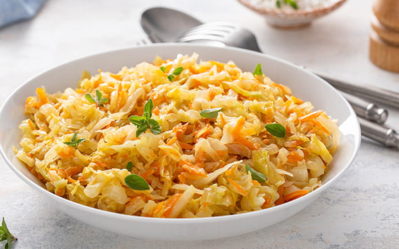 Repolho salteado com alho: TudoGostoso ensina uma receita rápida que combina com tudo, para o almoço ou jantar!