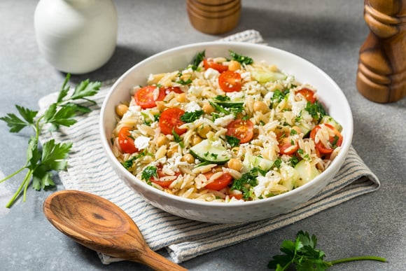 Salada de macarrão crocante como você nunca viu: receita rápida para uma refeição completa e deliciosa