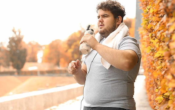 O que acontece com o colesterol e o açúcar no sangue se você beber dois litros de água por dia?