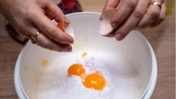 Para garantir uma massa com cheiro agradável, é essencial respeitar a proporção dos ingredientes e o modo de preparo (Créditos: Shutterstock)