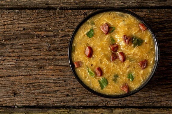 Quando o frio chega, esse caldinho de aipim com calabresa do TudoGostoso vira jantar obrigatório aqui em casa, é puro conforto!