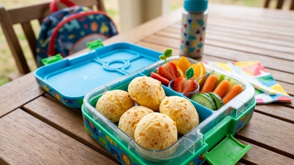 Esses bolinhos de queijo caseiros são uma opção deliciosa para substituir os salgadinhos industrializados no lanche das crianças!