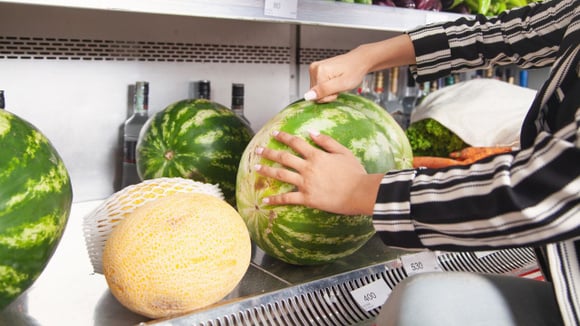 Bater na casca da melancia é importante para verificar se ela está suculenta de verdade (Créditos: Shutterstock)
