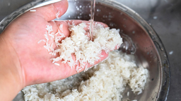 Lavar arroz é realmente necessário? Entenda de uma vez por toda quais são as vantagens e desvantagens do hábito
