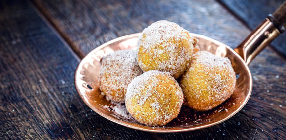 Bolinho de chuva fica menos calórico sem óleo: aprenda a fazer a receita da vovó na airfryer. (Crédito: Shutterstock)