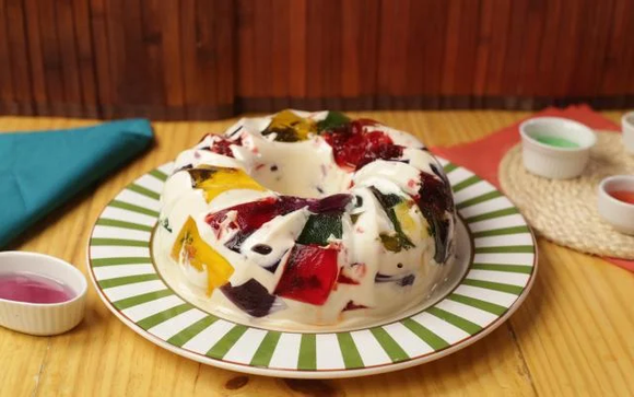 A gelatina mosaico vai fazer parte da decoração da sua mesa (Créditos: TudoGostoso)