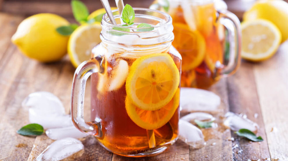 Refresque-se com deliciosos chás gelados neste verão