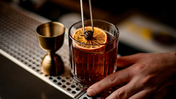 Muitas sensações em um drink só: descubra receita ousada de sommelier do clássico Penicilin e faça versão em casa