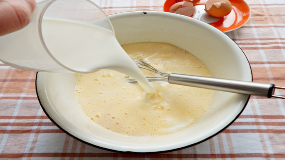 Pode substituir leite integral por desnatado nas receitas? Entenda o que muda no resultado final