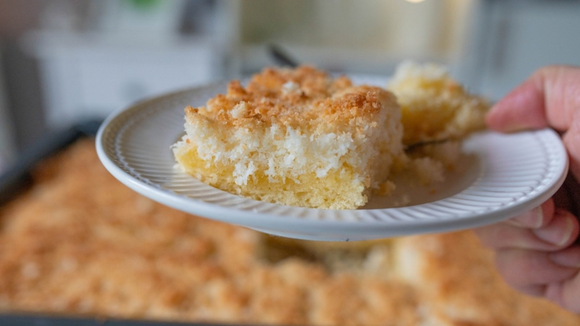 O bolo perfeito para quem ama coco e abacaxi: receita cremosa não leva farinha de trigo e fica pronta rapidinho