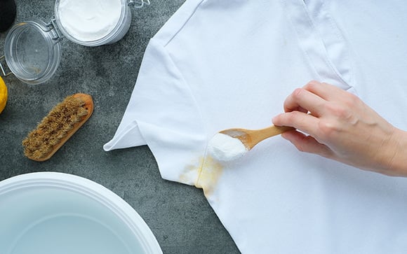 Flávia Ferrari, especialista em dicas domésticas, revela: "A proporção exata de sal e bicarbonato para remover manchas amareladas das roupas brancas."