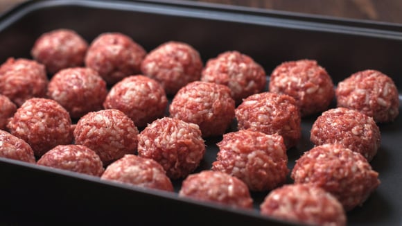 Depois de porcionadas, as almôndegas devem ser levemente achatadas para cozinharem de maneira uniforme sem ficarem secas no forno (Créditos: Shutterstock)
