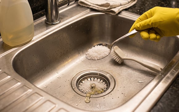 Por que você deve jogar sal grosso e detergente no ralo da cozinha antes de dormir uma vez por semana?