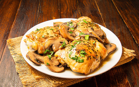 Frango douradinho na manteiga com molho cremoso: uma receita deliciosa que transforma sobrecoxas em um prato especial!