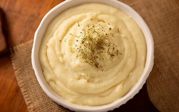 O segredo dos franceses para um purê de batatas muito mais cremoso, sem creme de leite nem manteiga