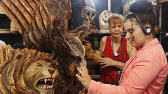 Fenearte oferece visitações guiadas para tornar a experiência mais inclusiva. (Crédito: Divulgação - Fenearte / Cristiana Dias)