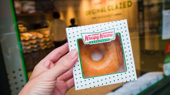 Donuts perfeitamente redondos e padronizados são feitos com ajuda de equipamentos próprios (Créditos: Shutterstock)