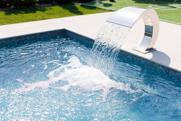 Nem cloro, nem algicidas: a solução simples para limpar piscinas em casa que todos nós esquecemos