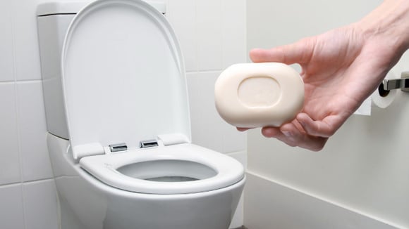 Não jogue restos de sabonete no vaso sanitário! (Créditos: Canva)