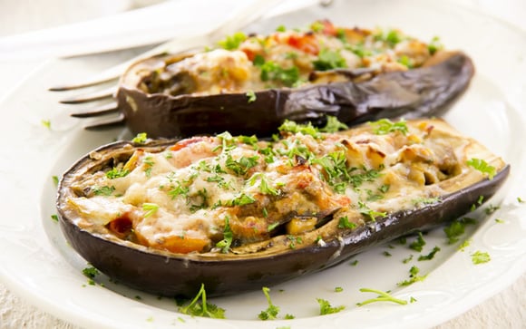 A berinjela recheada é um bom aperitivo para começar a festa (Créditos: TudoGostoso/Shutterstock)