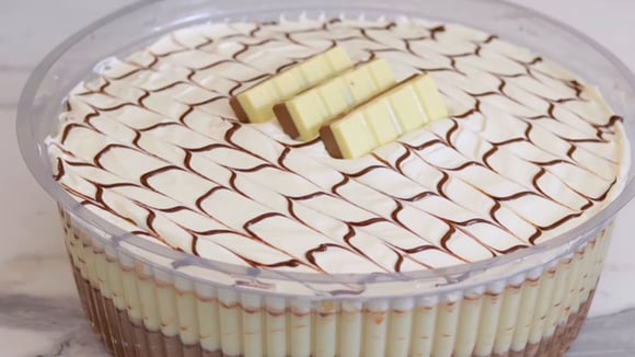 Esse é o MELHOR bolo alagado de dois amores que já comi: molhadinho e fácil de fazer