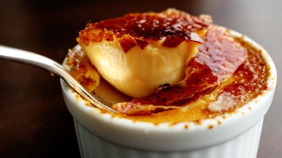 O crème brûlée é ideal para surpreender os familiares com um ovo de colher chique (Créditos: TudoGostoso)