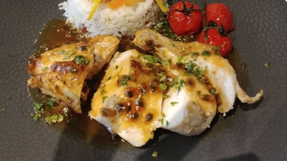 Se você acha que frango não combina com a fruta, espere até provar esse filé de frango ao molho de maracujá (Créditos: Shutterstock)