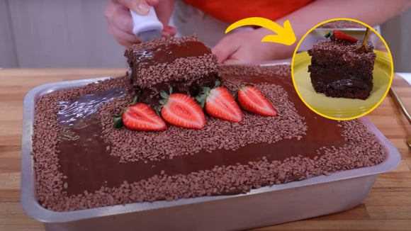 Bolo de chocolate bem molhadinho e suculento fácil de fazer: uma fatia desse bolo resolve qualquer problema do seu dia! É irresistível!