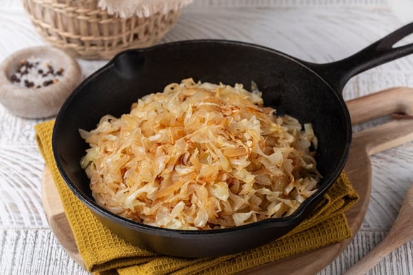 Repolho salteado com alho: TudoGostoso ensina uma receita rápida que combina com tudo, para o almoço ou jantar!