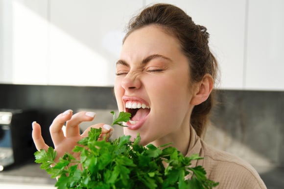 Poucos sabem o poder de ingerir essa planta: reduz a inflamação, desintoxica o fígado e os rins e ainda ajuda a perder peso