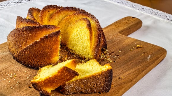 Toda vez que eu faço essa receita de bolo simples de laranja não sobra um pedaço