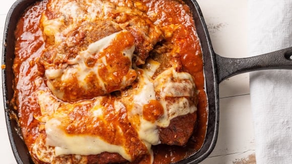 Nunca mais cozinharei frango à parmegiana de outra forma depois que aprendi essa receita de chef