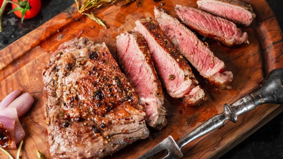 Meu bife de costela sempre ficava duro até descobrir este segredo de chef para deixar a carne macia e suculenta