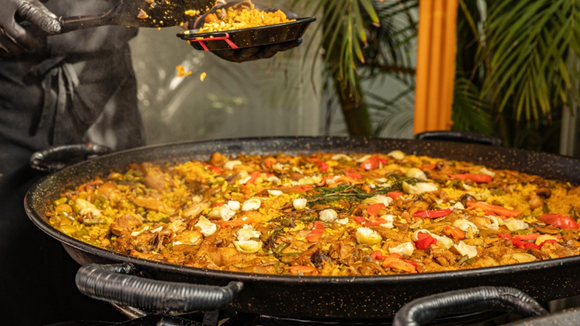 Chocolate e pipoca na paella? Chef com estrela Michelin revela receita inusitada que divide opiniões