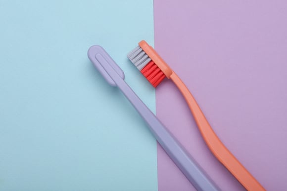 Adeus escova de dentes suja: poucos sabem, mas esse é o melhor jeito de guardar a escova e evitar infecções bacterianas