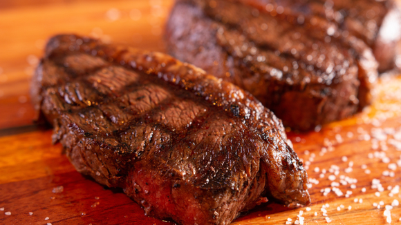 “Perde toda a suculência”: chef explica por que você nunca deve salgar a carne do churrasco dos dois lados