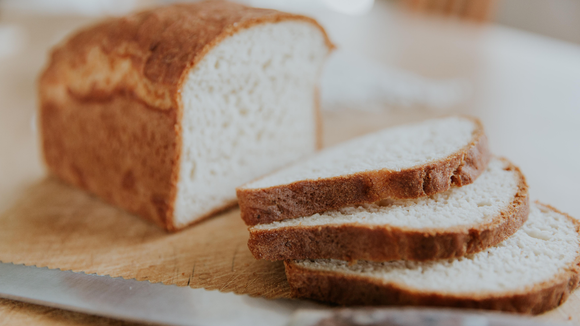 Quer que o pão dure mais? Confeiteira revela qual o lugar da cozinha onde você nunca deve guardá-lo