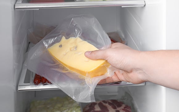 O jeito certo de guardar queijo na geladeira para ele não ressecar, mofar ou perder sabor rápido demais